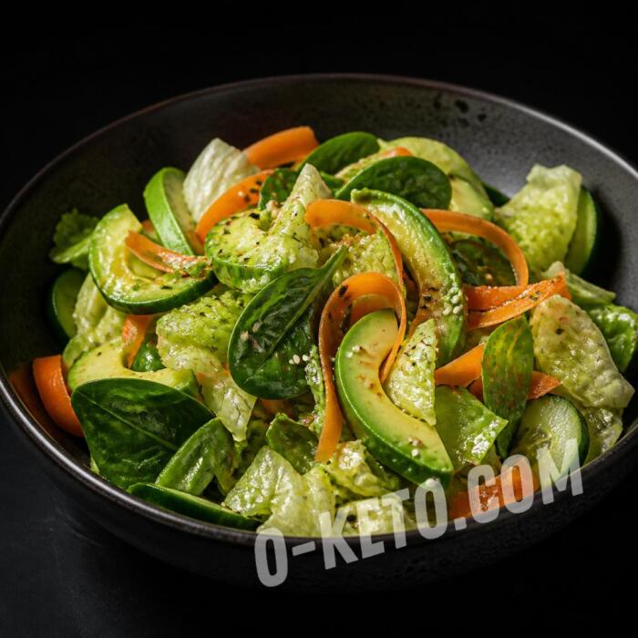 Salată verde cu fâșii de morcov