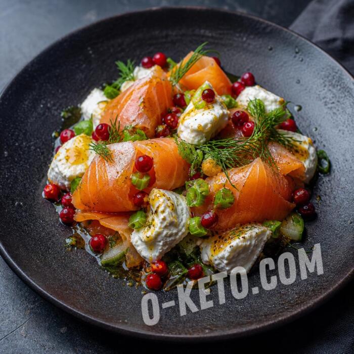 Kylikil salad with smoked chinook salmon and berries Kylikil salad with smoked chinook salmon and berries