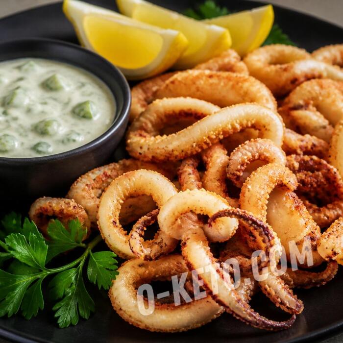 Calamari prăjiți cu sos de castraveți Calamari prăjiți cu sos de castraveți