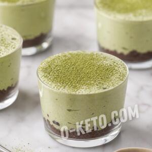 Cheesecake cu matcha și bază de migdale cu cacao