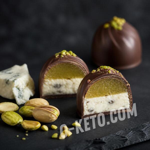 Rețete keto: Bomboane cu jeleu de fistic, brânză albastră și mousse de smântână dulce
