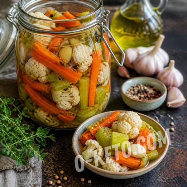Рецепты на кето: Маринованные овощи из цветной капусты, моркови и сельдерея Рецепты на кето: Маринованные овощи из цветной капусты, моркови и сельдерея