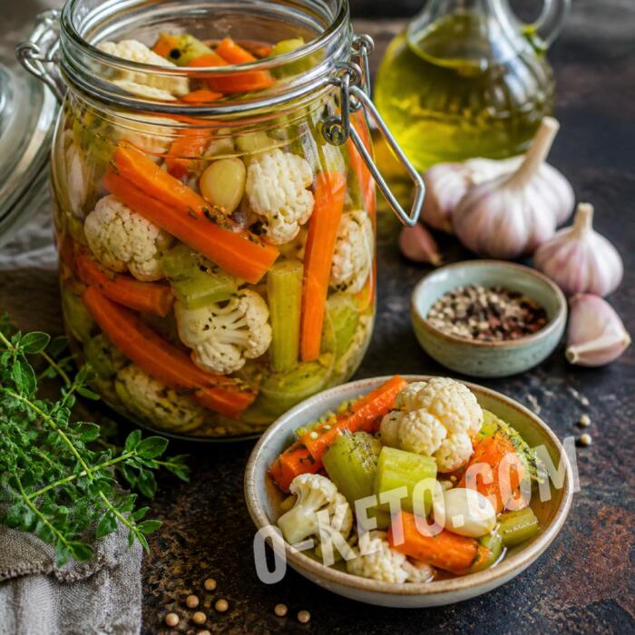 Маринованные овощи из цветной капусты, моркови и сельдерея Маринованные овощи из цветной капусты, моркови и сельдерея