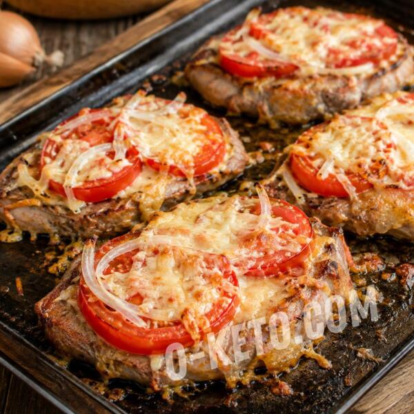 Рецепты на кето: Свиные стейки с сыром, помидорами и луком Рецепты на кето: Свиные стейки с сыром, помидорами и луком