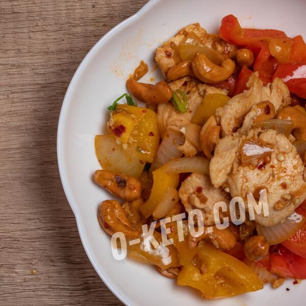 Rețete keto: Pui cu nuci de caju și ardei Rețete keto: Pui cu nuci de caju și ardei